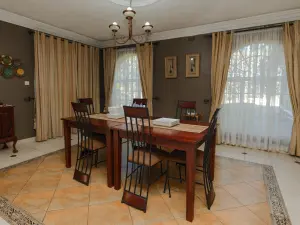 5 Bedroom House to Rent in Greystone Park