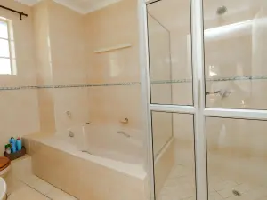 5 Bedroom House to Rent in Greystone Park