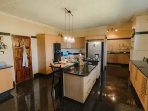 5 Bedroom House to Rent in Greystone Park