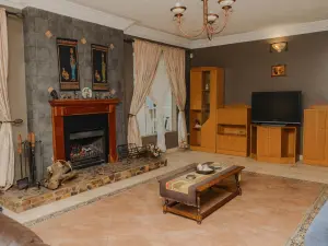 5 Bedroom House to Rent in Greystone Park