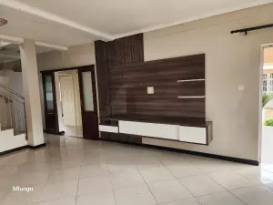 3 Bedroom Cottage/Garden Flat to Rent in Greendale North