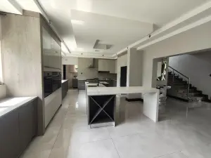 6 Bedroom House to Rent in Glen Lorne