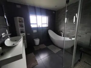 6 Bedroom House to Rent in Glen Lorne