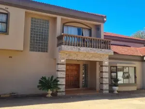 6 Bedroom House to Rent in Helensvale