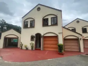 Townhouse/Cluster to Rent in Newlands