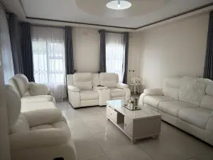 3 Bedroom Cottage/Garden Flat to Rent in Arlington