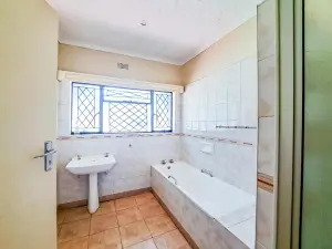 4 Bedroom House to Rent in Greystone Park