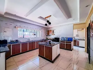 4 Bedroom House to Rent in Greystone Park