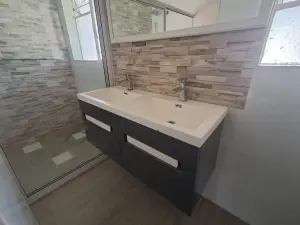 6 Bedroom House to Rent in Gunhill