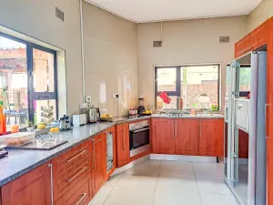 6 Bedroom House to Rent in Emerald Hill