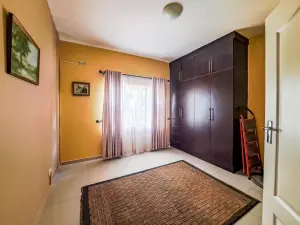 6 Bedroom House to Rent in Emerald Hill