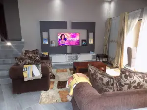 7 Bedroom House to Rent in Rolf Valley