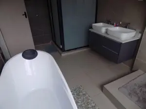 7 Bedroom House to Rent in Rolf Valley