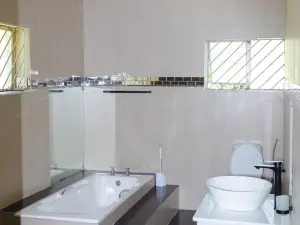 8 Bedroom House to Rent in Glen Lorne