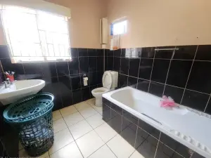 4 Bedroom House to Rent in Greendale