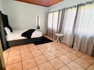 3 Bedroom Cottage/Garden Flat to Rent in Hillside
