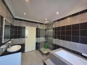 5 Bedroom House to Rent in Mount Pleasant Heights
