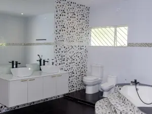 8 Bedroom House to Rent in Glen Lorne