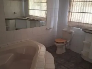 3 Bedroom Cottage/Garden Flat to Rent in Greendale North