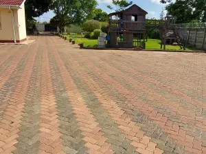4 Bedroom House to Rent in Northwood