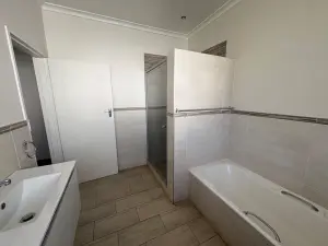 5 Bedroom House to Rent in Gunhill