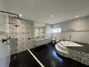 8 Bedroom House to Rent in Glen Lorne