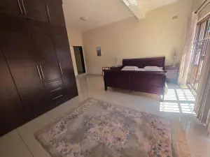 6 Bedroom House to Rent in Emerald Hill
