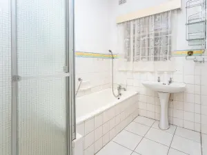 Flat/Apartment to Rent in Avondale West