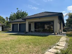 3 Bedroom House to Rent in Greendale North