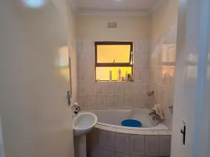 3 Bedroom Cottage/Garden Flat to Rent in Borrowdale