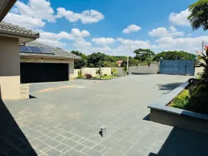 6 Bedroom House to Rent in Borrowdale