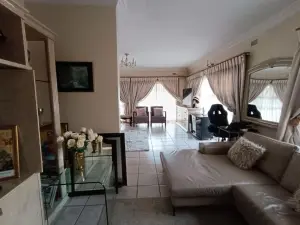 8 Bedroom House to Rent in Borrowdale