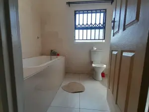 5 Bedroom House to Rent in Sunway City