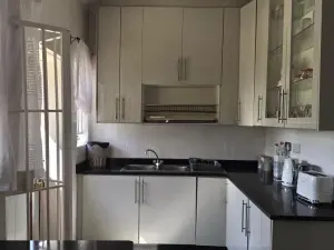 4 Bedroom House to Rent in Alexandra Park