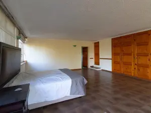 5 Bedroom House to Rent in Greystone Park