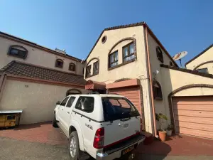 Townhouse/Cluster to Rent in Newlands