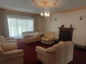 9 Bedroom House to Rent in Greendale