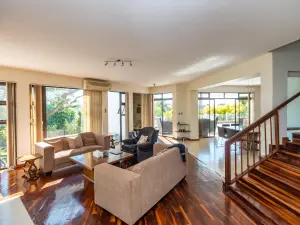 7 Bedroom House to Rent in Borrowdale Brooke