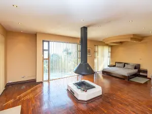 7 Bedroom House to Rent in Borrowdale Brooke