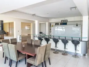 7 Bedroom House to Rent in Borrowdale Brooke