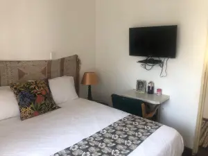 6 Bedroom House to Rent in Marlborough