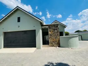 Townhouse/Complex/Cluster to Rent in Borrowdale West