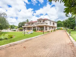 6 Bedroom House to Rent in Borrowdale