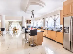 6 Bedroom House to Rent in Borrowdale