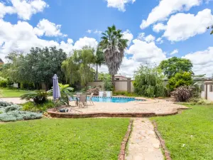 6 Bedroom House to Rent in Borrowdale