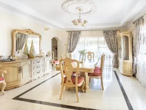 6 Bedroom House to Rent in Borrowdale