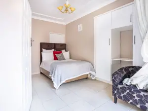 6 Bedroom House to Rent in Borrowdale