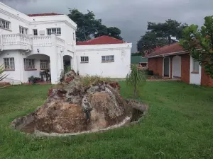 6 Bedroom House to Rent in Glen Lorne