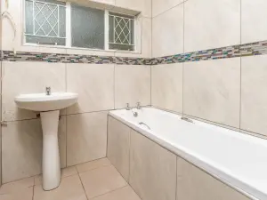 3 Bedroom House to Rent in Greystone Park