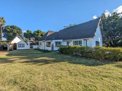 3 Bed 1.5 Bathroom House - Available 1 May